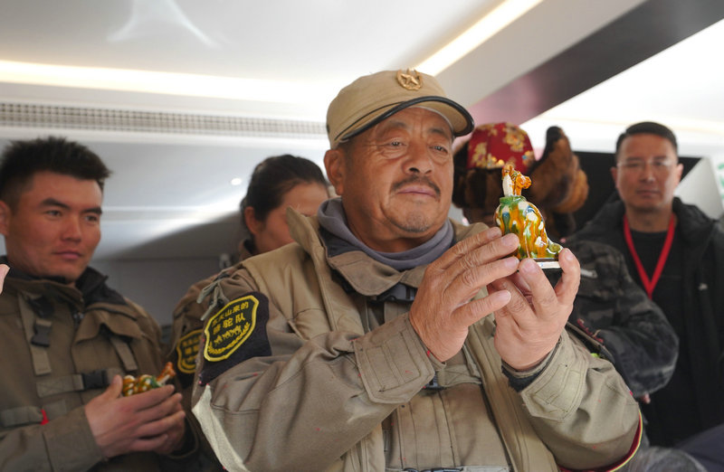 共续丝路情缘 东天山骆驼队参访郑州大象陶瓷博物馆_fororder_东天山骆驼队队长蒋晓亮观赏文创“马不慌”