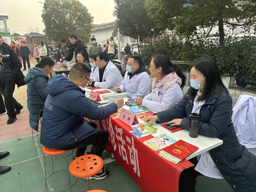 17项活动贯穿新春 平顶山市叶县春节文化盛宴“点亮”群众幸福年_fororder_医疗工作者为村民提供健康咨询与诊疗服务