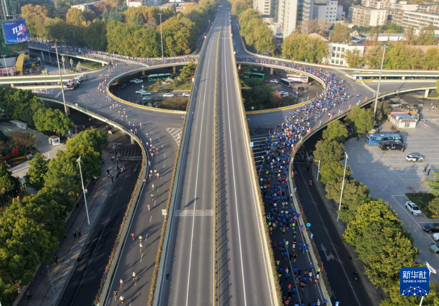 2025郑州马拉松鸣枪开跑