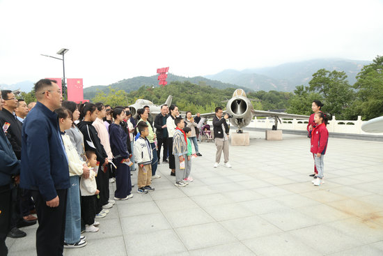 信阳市新县举办“弘扬抗战精神 共筑国防长城”国防教育活动_fororder_“小小讲解员”讲红色故事(王丽君 摄)