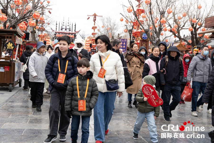 “豫”见中国年|多国驻华使节穿越千年汴京 共赏大宋风华_fororder_驻华使节的家人在清明上河园开心游园