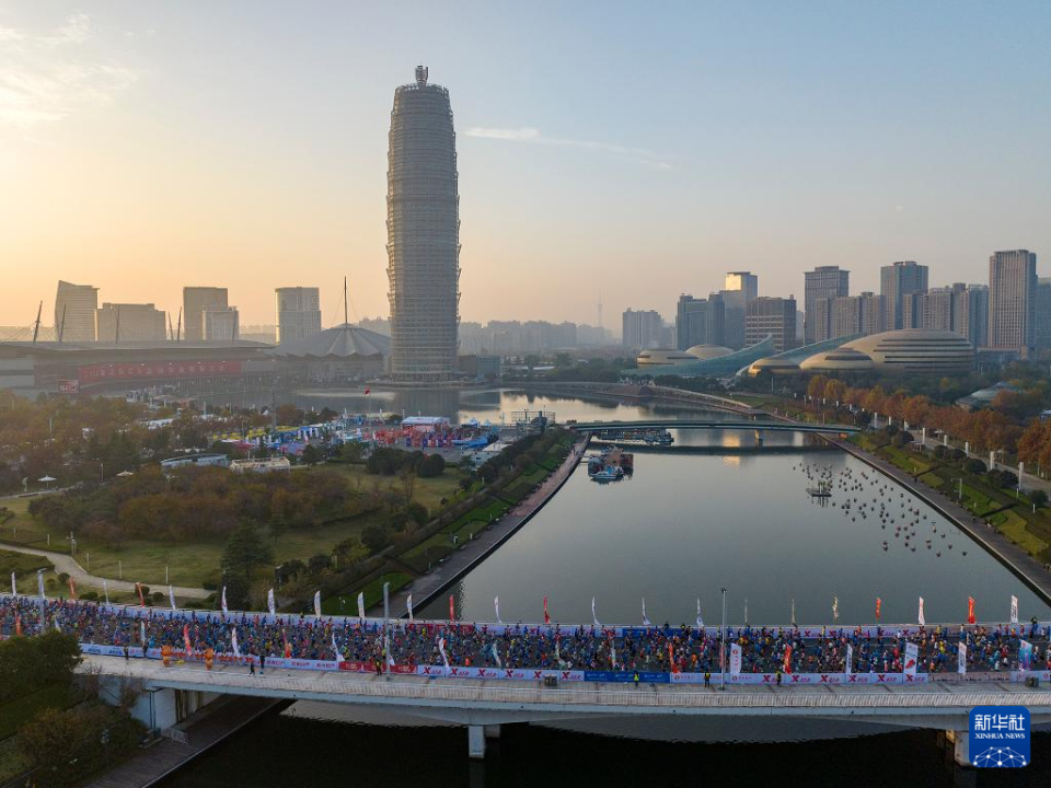 2025郑州马拉松鸣枪开跑