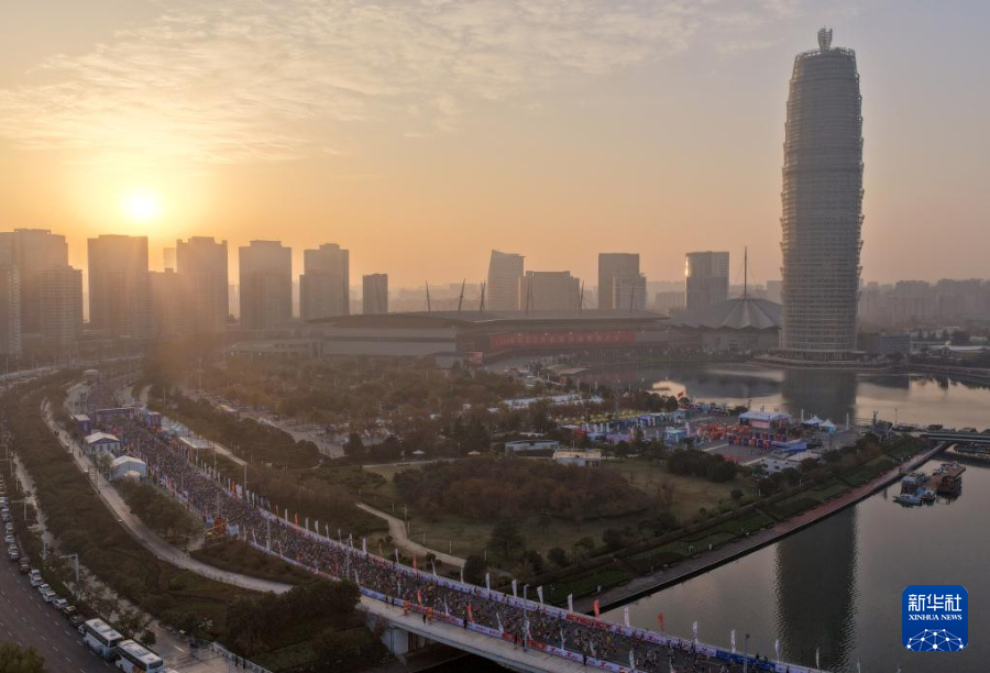 2025郑州马拉松鸣枪开跑