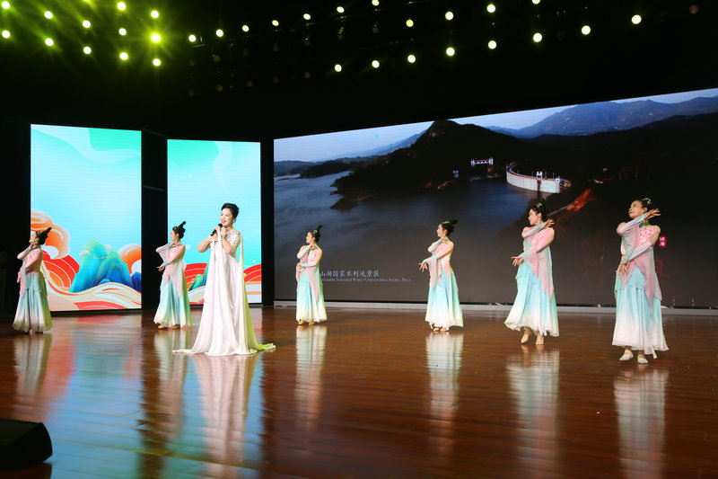 信阳市新县举办文旅推介活动 向全国游客发出冬季邀约_fororder_歌舞《美在九镇十八湾》(王丽君 摄)