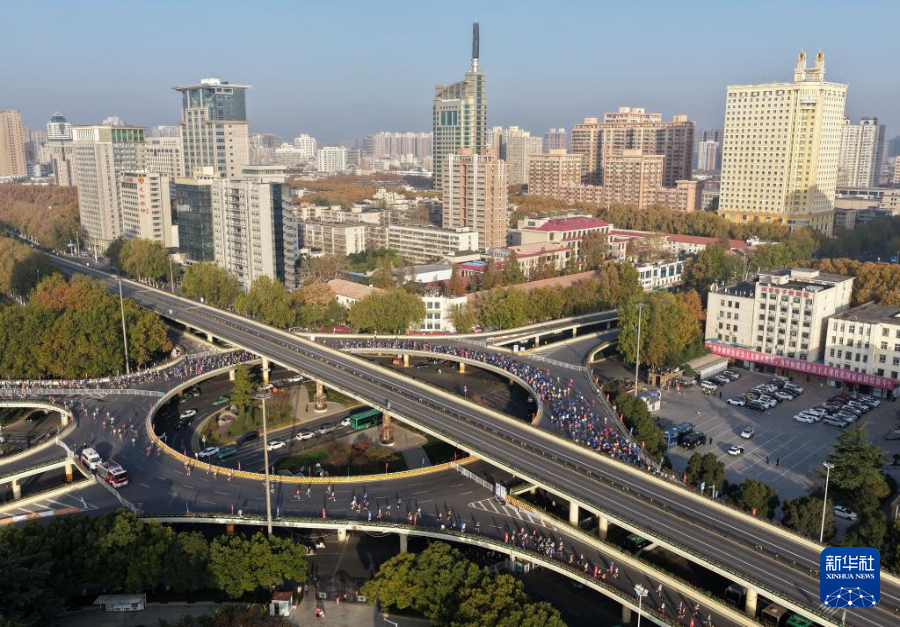 2025郑州马拉松鸣枪开跑