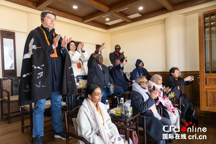 “豫”见中国年|多国驻华使节穿越千年汴京 共赏大宋风华_fororder_驻华使节们观看《岳飞枪挑小梁王》