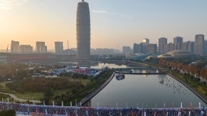 2025郑州马拉松鸣枪开跑