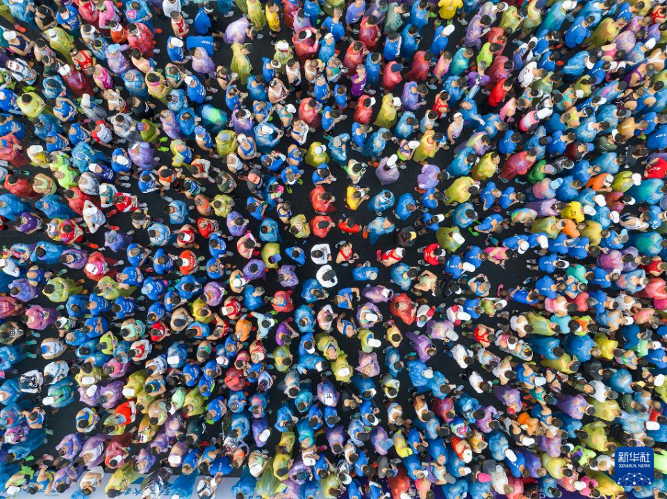 2025郑州马拉松鸣枪开跑