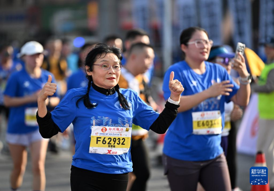 2025郑州马拉松鸣枪开跑