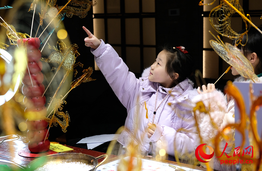 新春走基层丨糖画里的中国年:一位“00后”的甜蜜“守艺”_fororder_LOCAL1770101306559HOFNE5YW7D