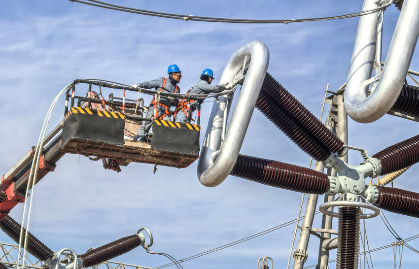 全力攻坚75天 河南省内首次换流站大型综合技改项目完成_fororder_图片说明:安装单元I断路器(和欢)_副本