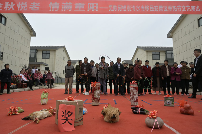 信阳市新县:重阳敬老 情满金秋_fororder_套圈比赛(焦汉平 摄)