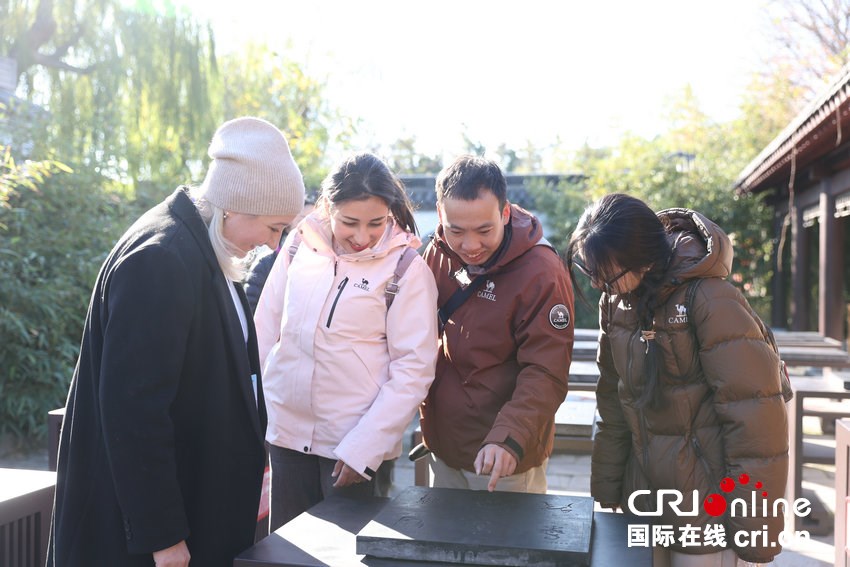 【2025打卡中国】外国网红“创作魂”燃了!集体“入坑”中国书法拓印