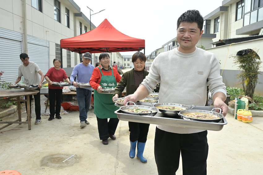 信阳市新县:重阳敬老 情满金秋_fororder_热气腾腾的饭菜香气四溢(焦汉平 摄)