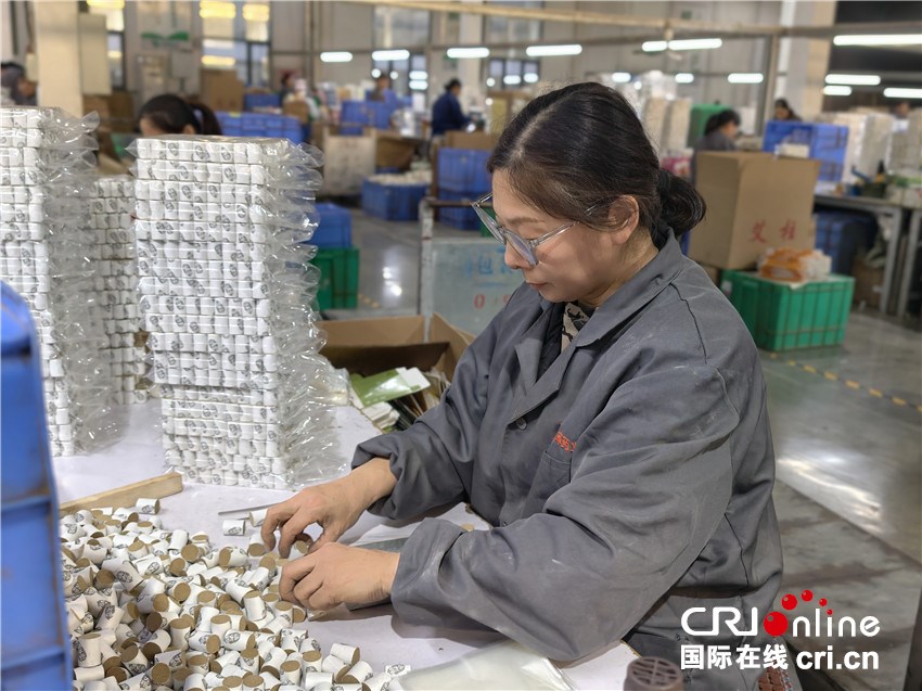 药草香里探产业 外国青年、网络达人“艾”上南阳_fororder_微信图片_20251113215736_58_55