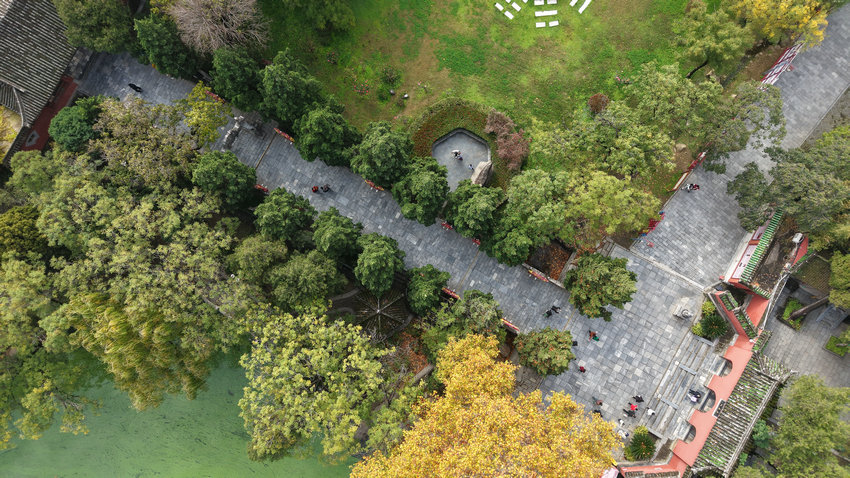 南阳市卧龙区:高质量发展谱写现代化建设美好画卷_fororder_游客在卧龙岗文化园里游玩 摄影 王小军.JPG