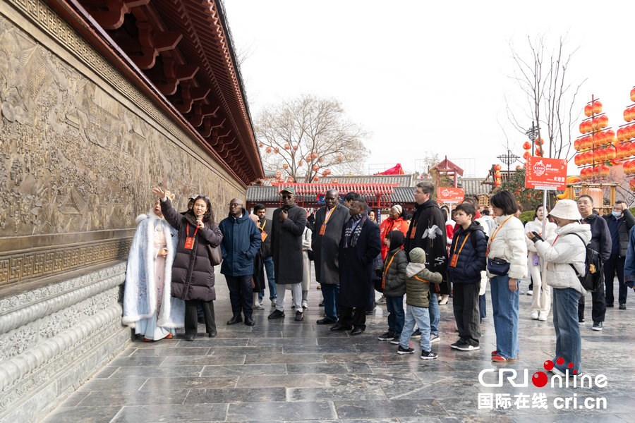 “豫”见中国年|多国驻华使节穿越千年汴京 共赏大宋风华_fororder_驻华使节们在铜雕清明上河图前驻足