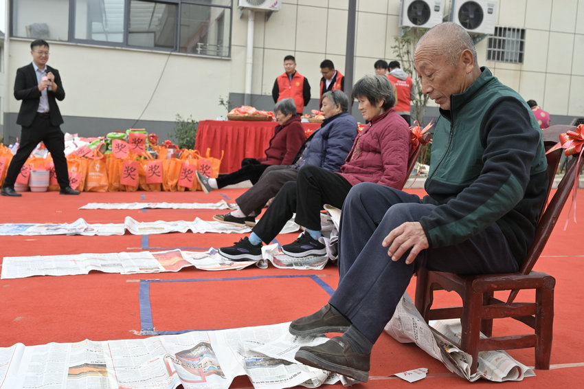 信阳市新县:重阳敬老 情满金秋_fororder_“报纸跑酷”比赛(焦汉平 摄)