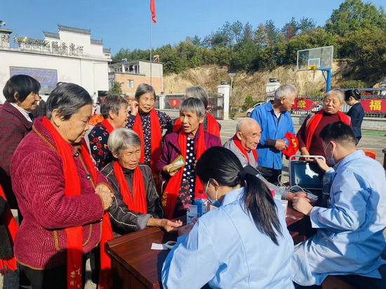 信阳市商城县:重阳助老护幸福_fororder_健康关怀暖人心 夏浩然 摄