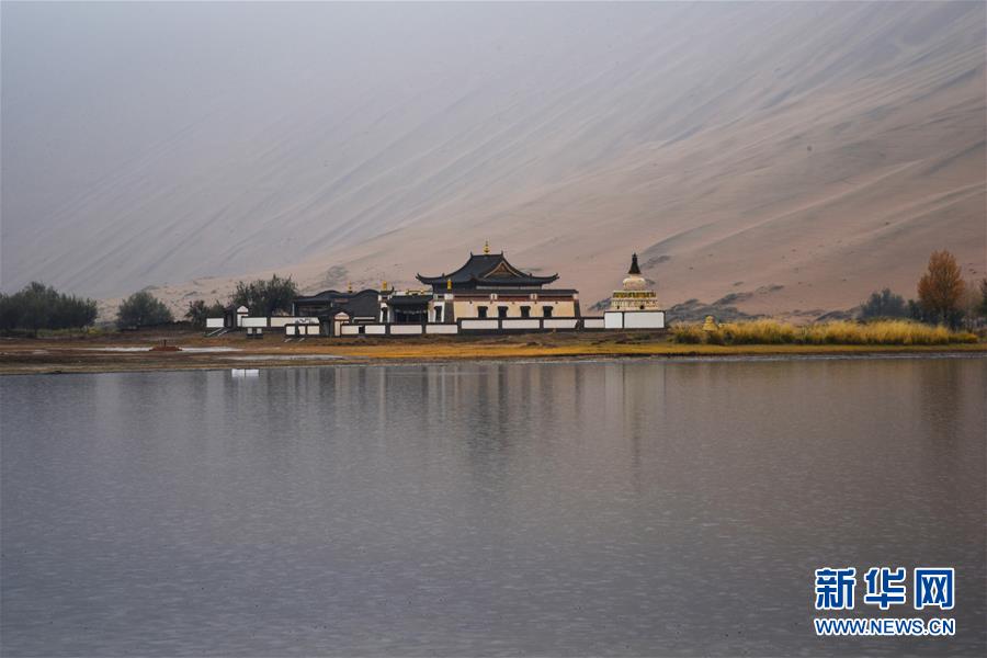 内蒙古：碧水和流线画出美丽巴丹吉林