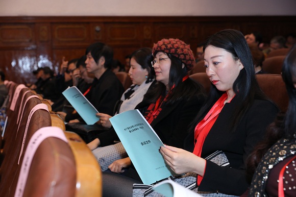 图片默认标题_fororder_16参会代表查看会议文件.JPG