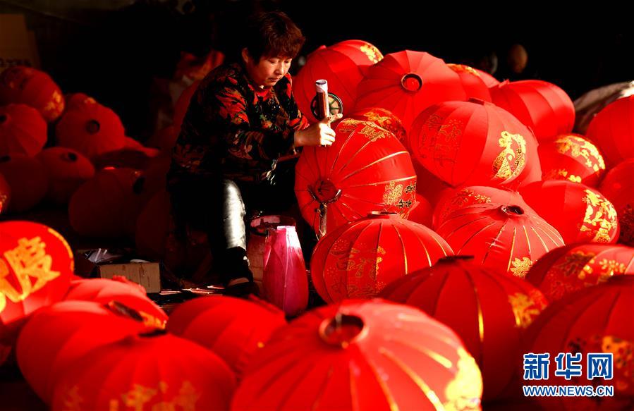 石家庄藁城区：赶制宫灯迎新年