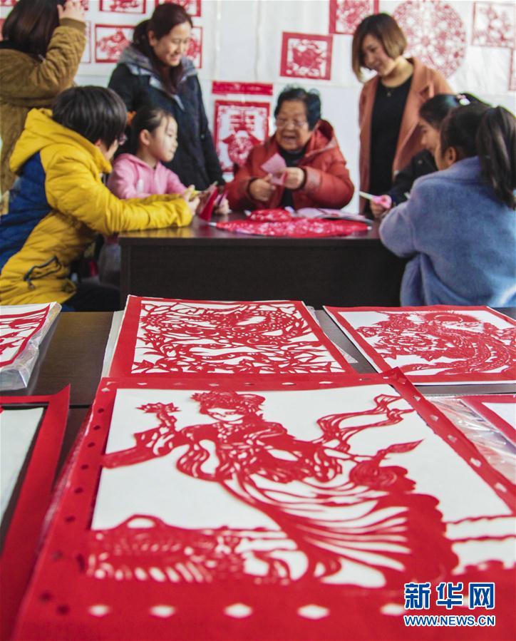 河北永清：剪纸迎新年