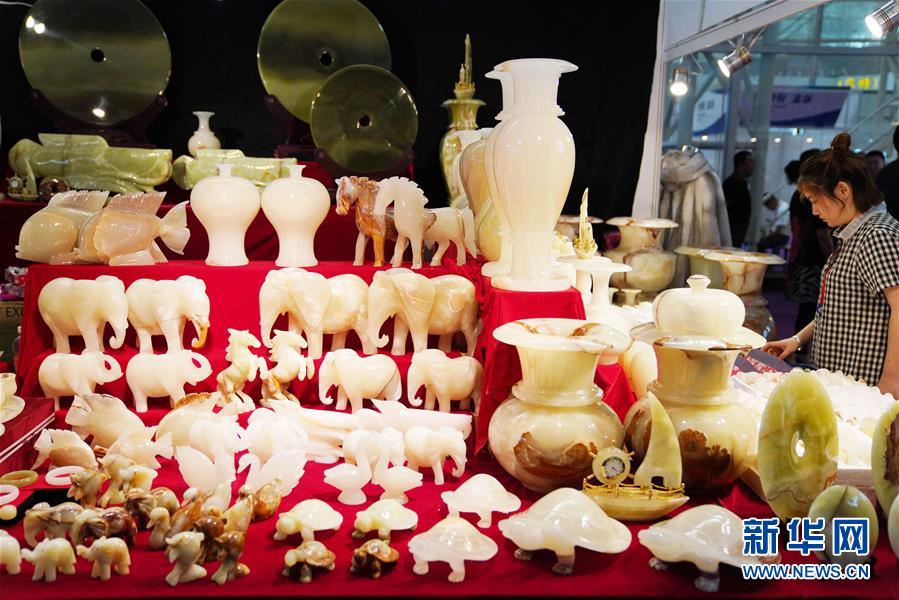 哈尔滨：精美工艺品“闪耀”中俄博览会