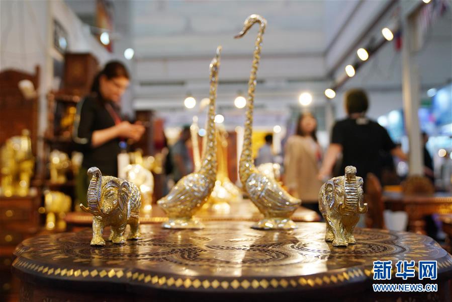 哈尔滨：精美工艺品“闪耀”中俄博览会