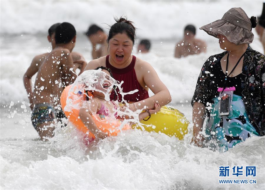 广西北海：银滩戏水乐