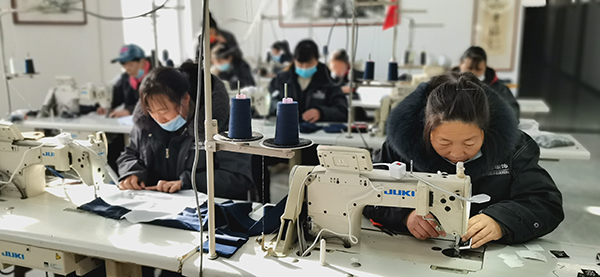广元朝天:厂子建村里 赚钱在“家里”_fororder_女工在广元前瞻服装厂大滩自然村分厂工作