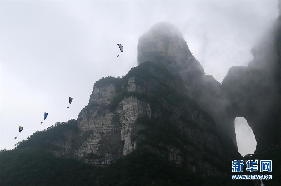 张家界天门山动力伞特技国际大师赛开赛