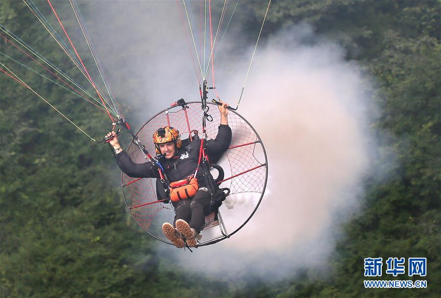 张家界天门山动力伞特技国际大师赛开赛