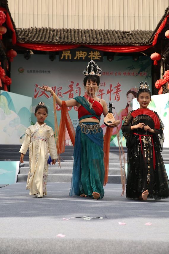 汉服韵 端午情——恩施非遗宣传展示暨端午文化节活动上演汉服秀