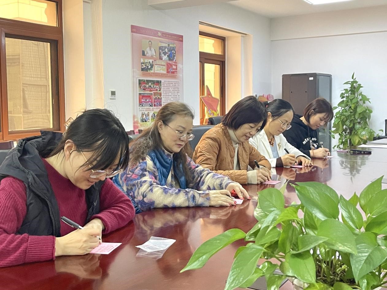 中广联合会女职工踊跃参加织毛衣献爱心活动_fororder_图片1