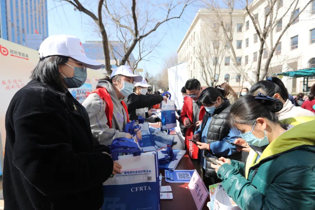 中广联合会团委积极组织参加总局“学雷锋一条街”活动