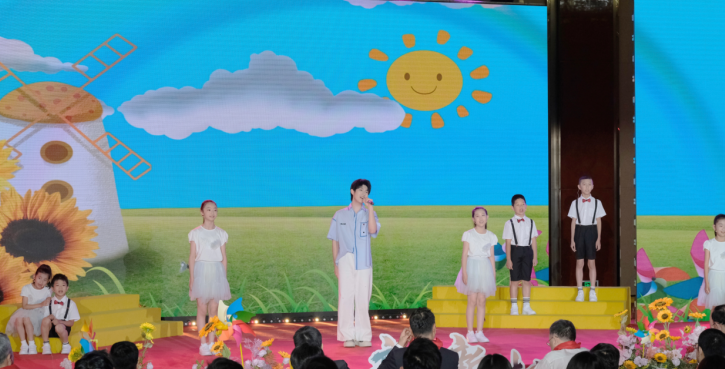 中广联合会少年儿童演艺委员会小手牵大手《童唱新时代》六一晚会在京举办