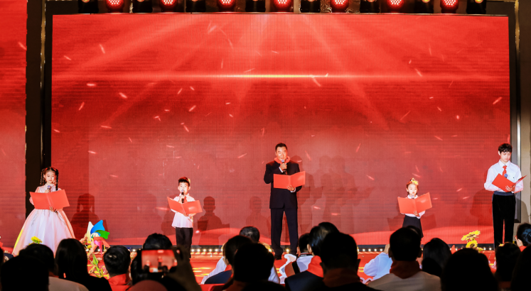 中广联合会少年儿童演艺委员会小手牵大手《童唱新时代》六一晚会在京举办