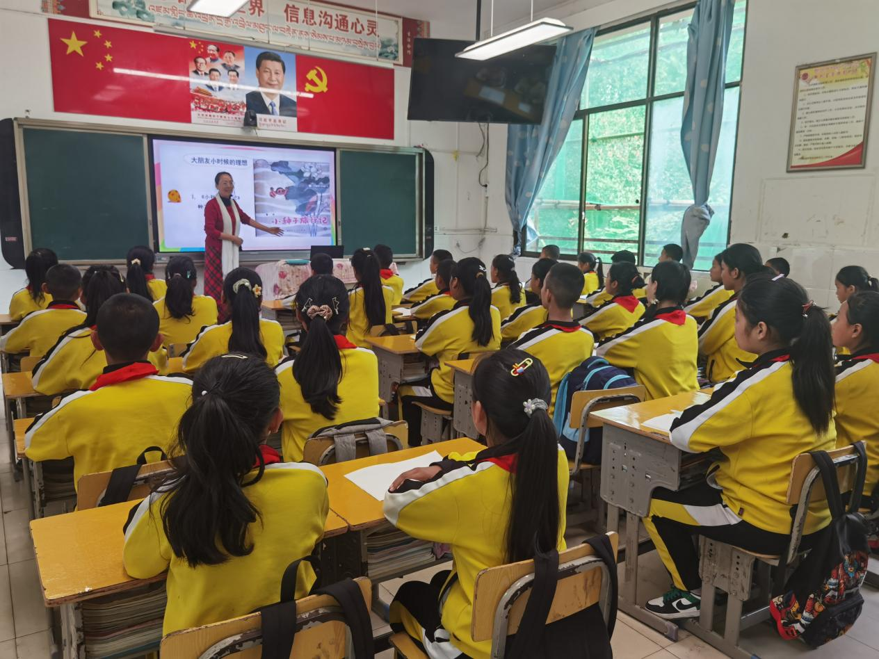 和孩子们一起听大山的回响——中广联合会青少广播节目委员会“公益进校园”活动走进西藏林芝墨脱县_fororder_图片4