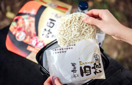 出门在外想吃上热乎面？康师傅Express速达面馆自热面拯救你