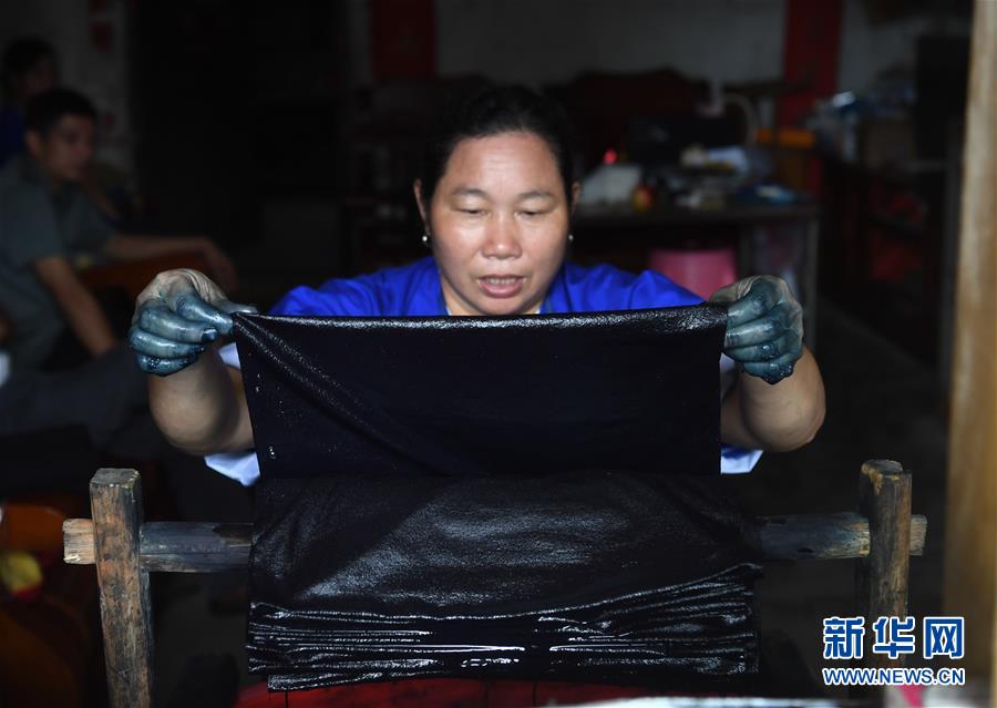 广西柳州侗乡探秘：亮布侗衣让人迷