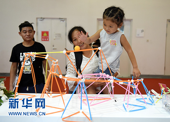 青少年“扎堆”世界机器人大会