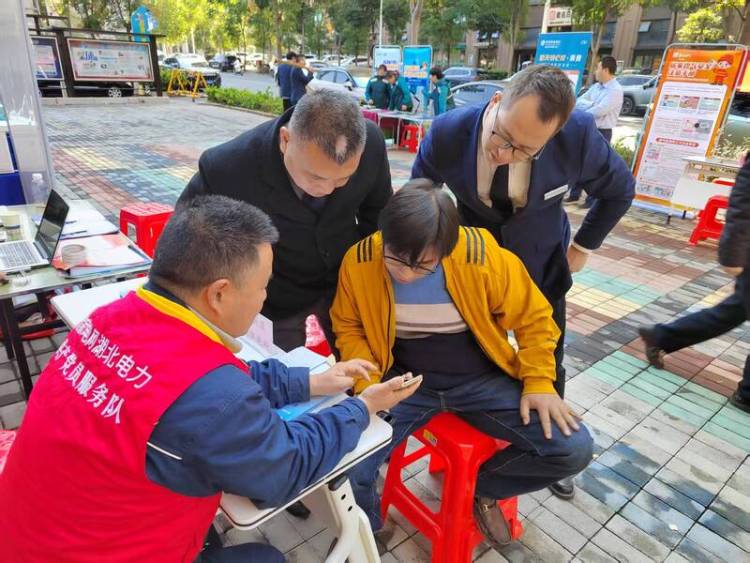 不出门解充电忧 党员服务队搭起群众“连心桥”