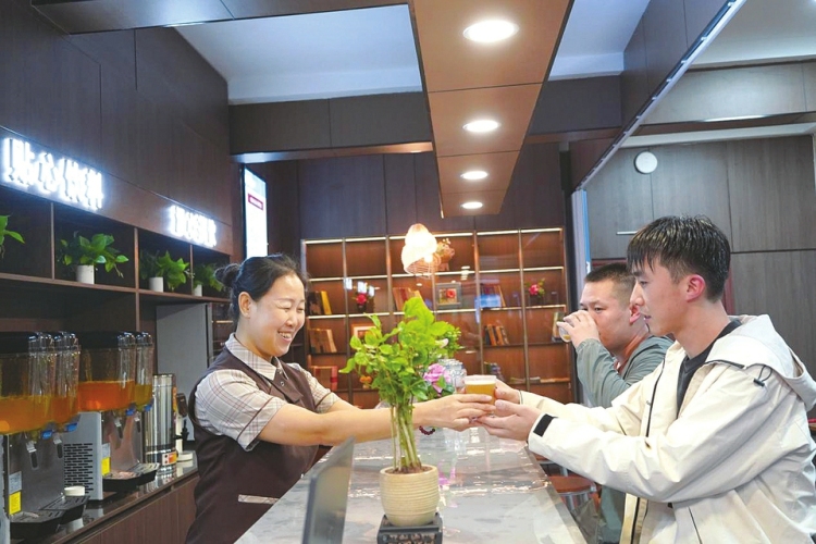 华阳二矿“幸福驿站”——井口飘出咖啡香_fororder_00058e59e6b18a8d8576afec6fb824b1