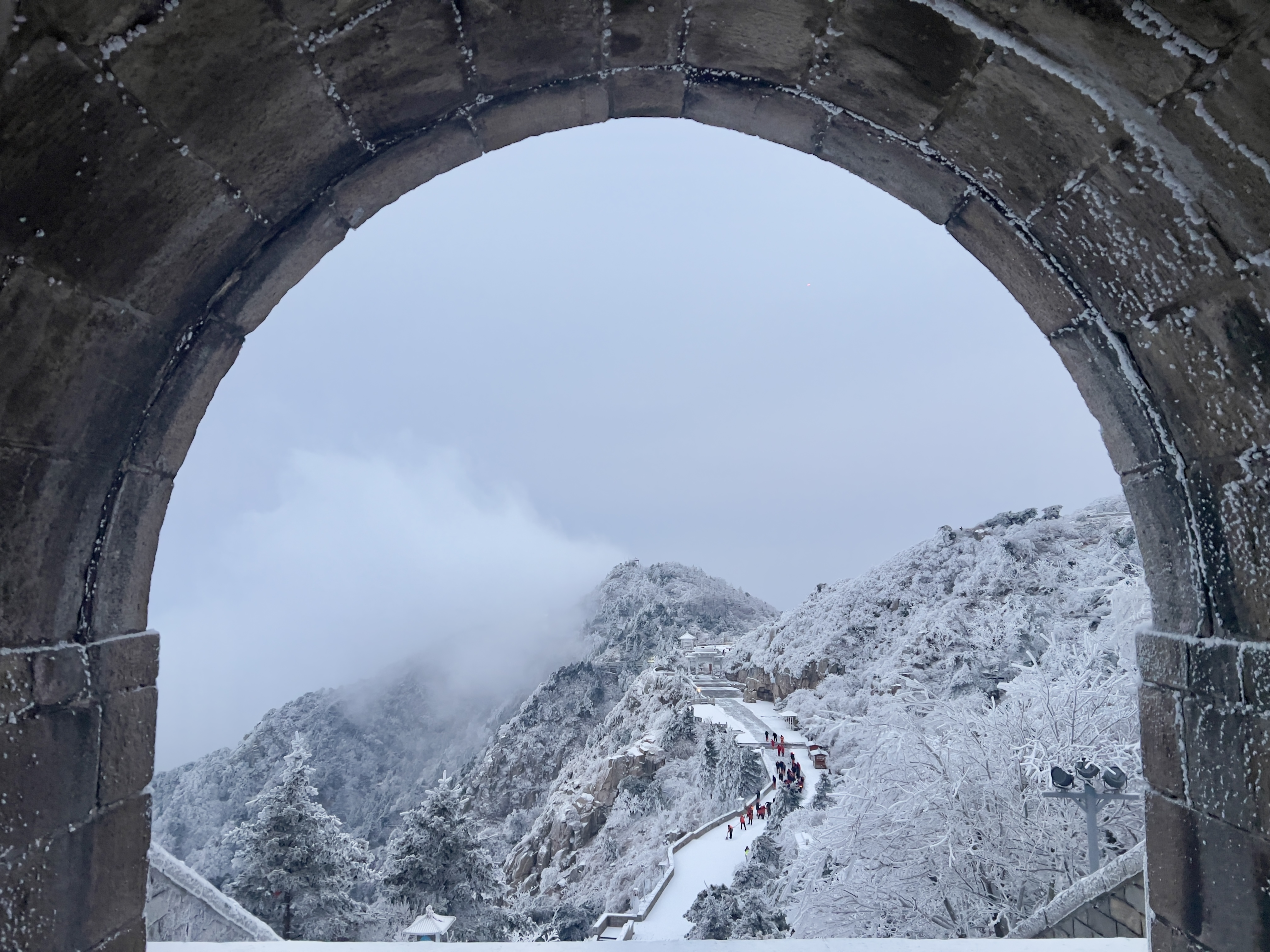 山东泰安:雪后泰山披银装 铲冰除雪保畅通