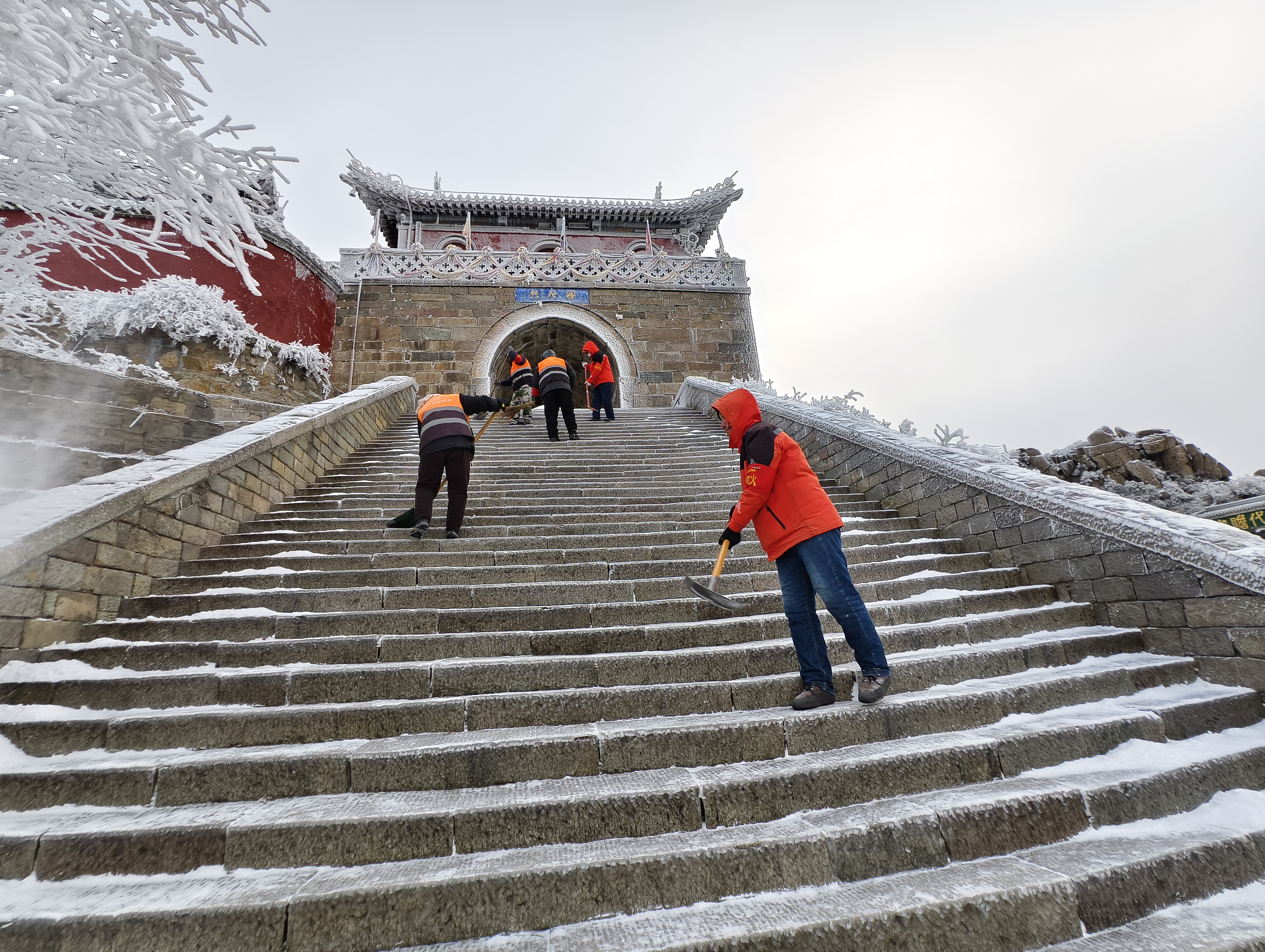 山东泰安:雪后泰山披银装 铲冰除雪保畅通
