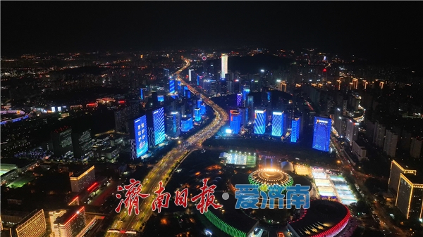 济南地标建筑群灯光秀向“白衣天使”致敬