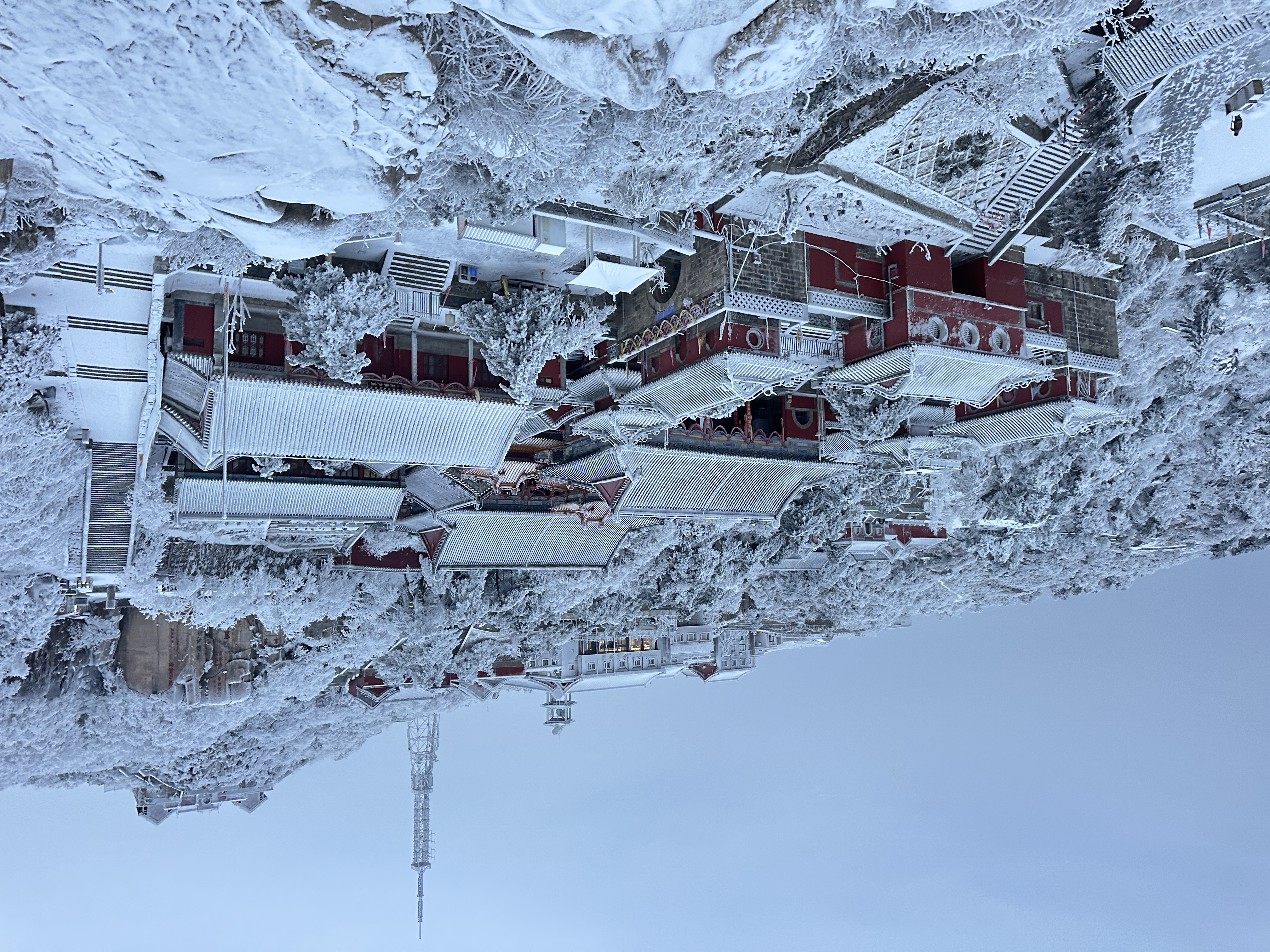 山东泰安:雪后泰山披银装 铲冰除雪保畅通