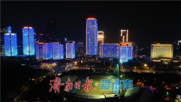 济南地标建筑群灯光秀向“白衣天使”致敬