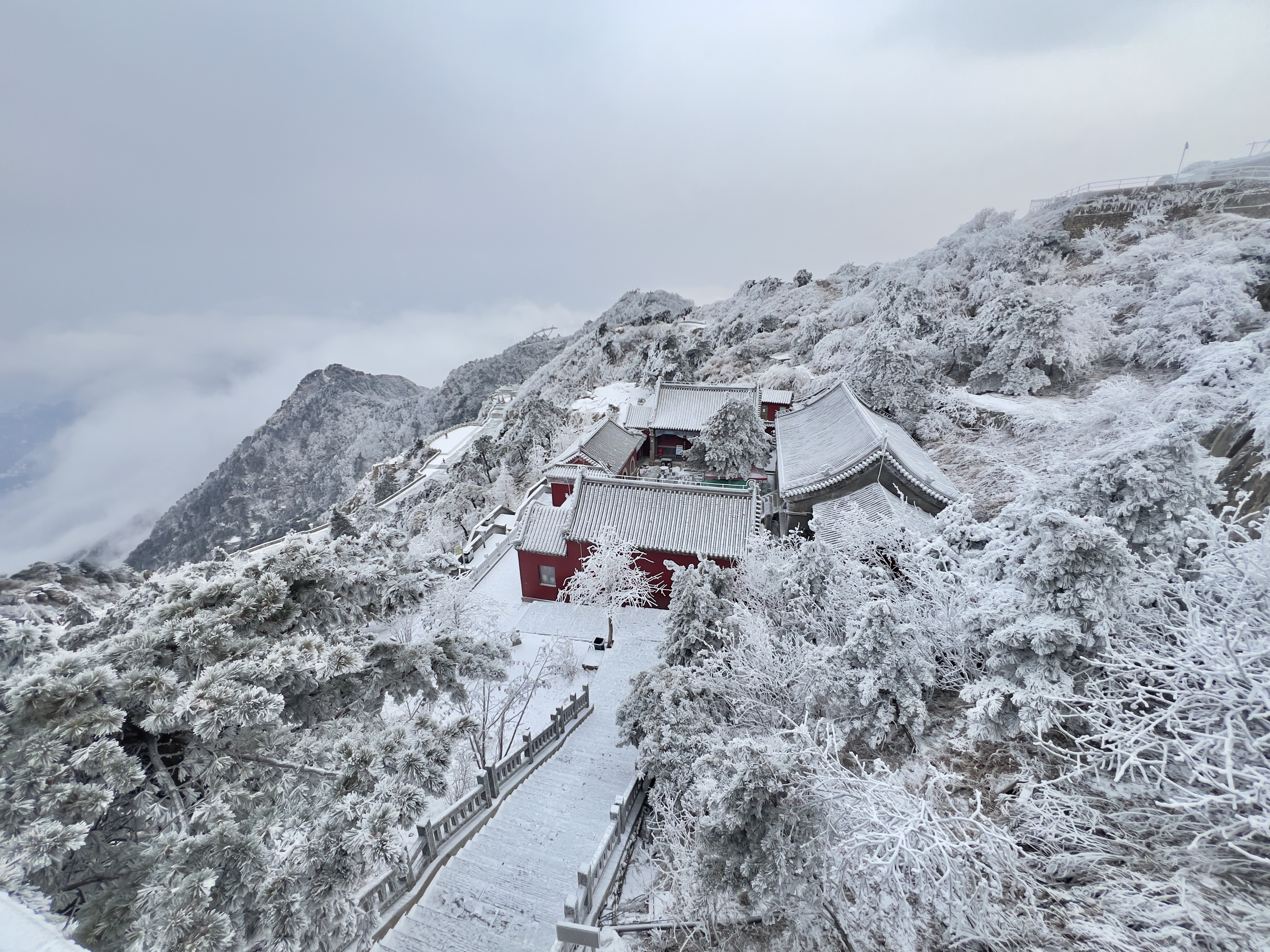 山东泰安:雪后泰山披银装 铲冰除雪保畅通